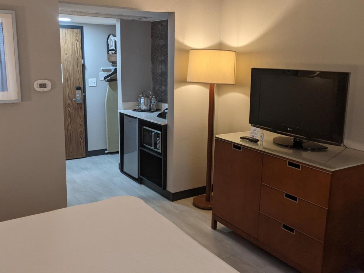 Hotel Wyndham Airport 3*