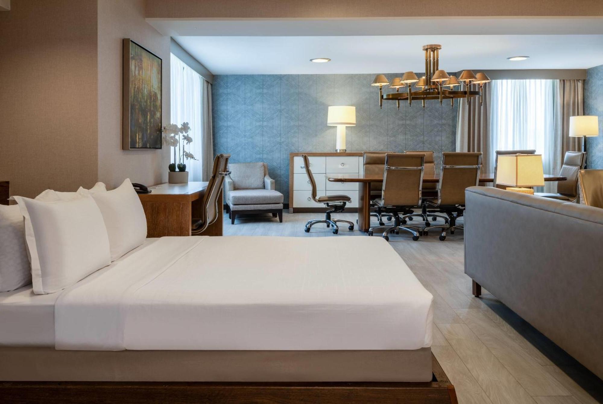 Wyndham Airport Hotel 3*