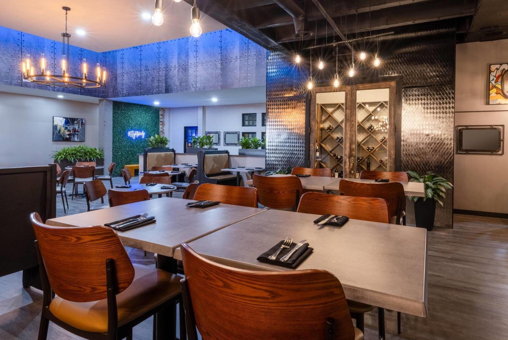 Wyndham Airport Hotel 3*